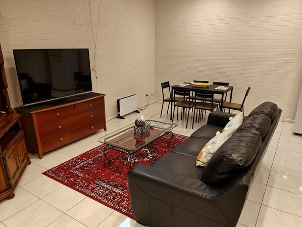 Smart TV - Entire Apartment with Large Balcony, Huge Bedroom and Kitchenette (Canberra)