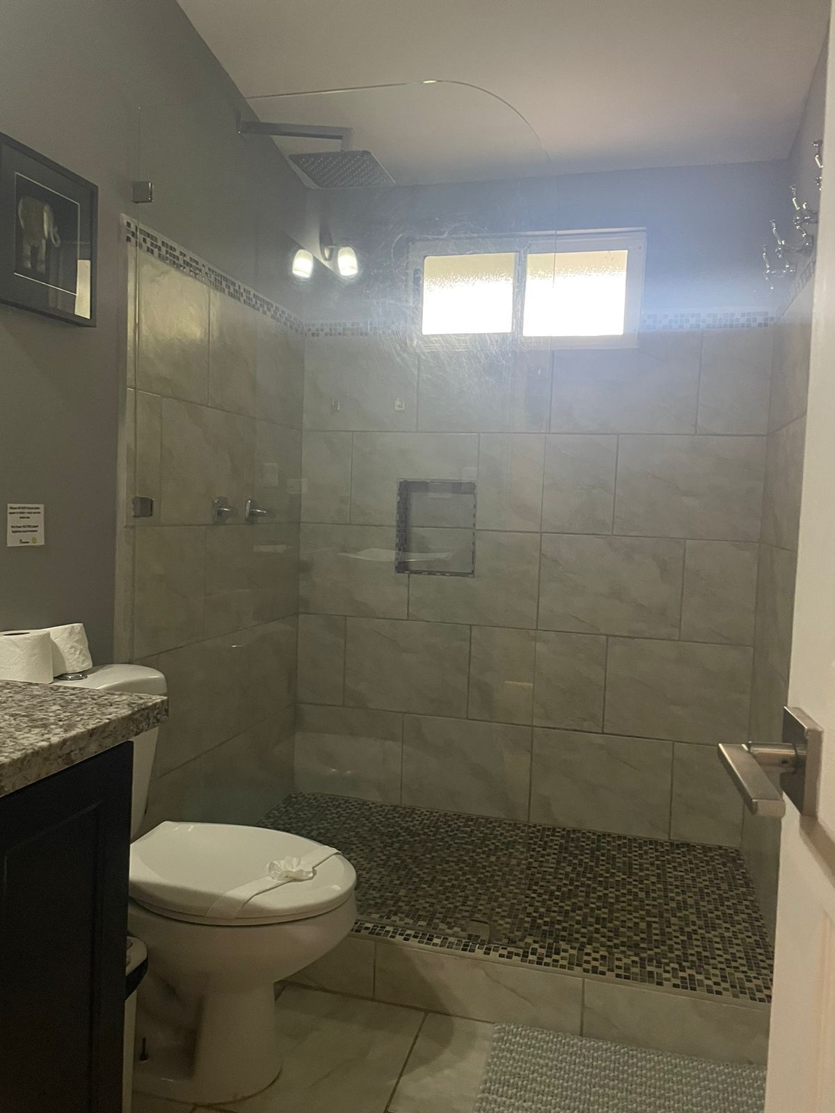 Douche, serviettes fournies, papier de toilette