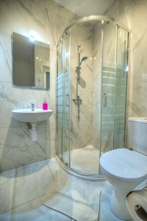 Douche, sèche-cheveux, serviettes fournies