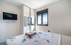 3 habitaciones, tabla de planchar con plancha y cuna de viaje 