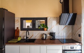 Refrigerador, microondas, lavavajillas y cafetera y tetera 
