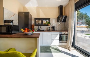 Fridge, microwave, dishwasher, coffee/tea maker