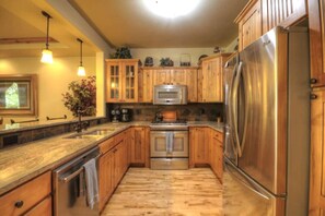 冷蔵庫、電子レンジ、オーブン、コンロ