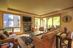 スマートテレビ、暖炉、書斎 / ワークスペース