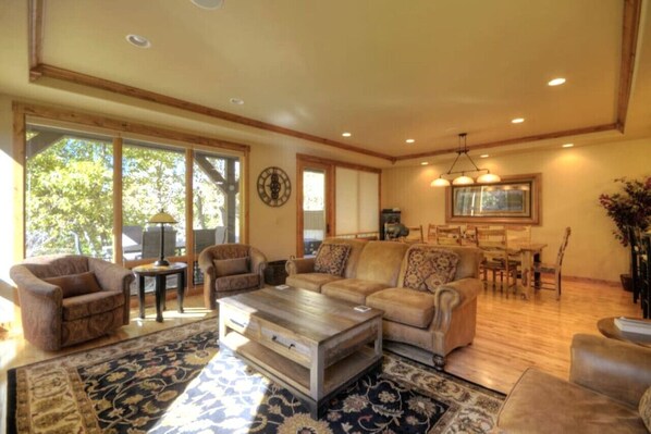 スマートテレビ、暖炉、書斎 / ワークスペース