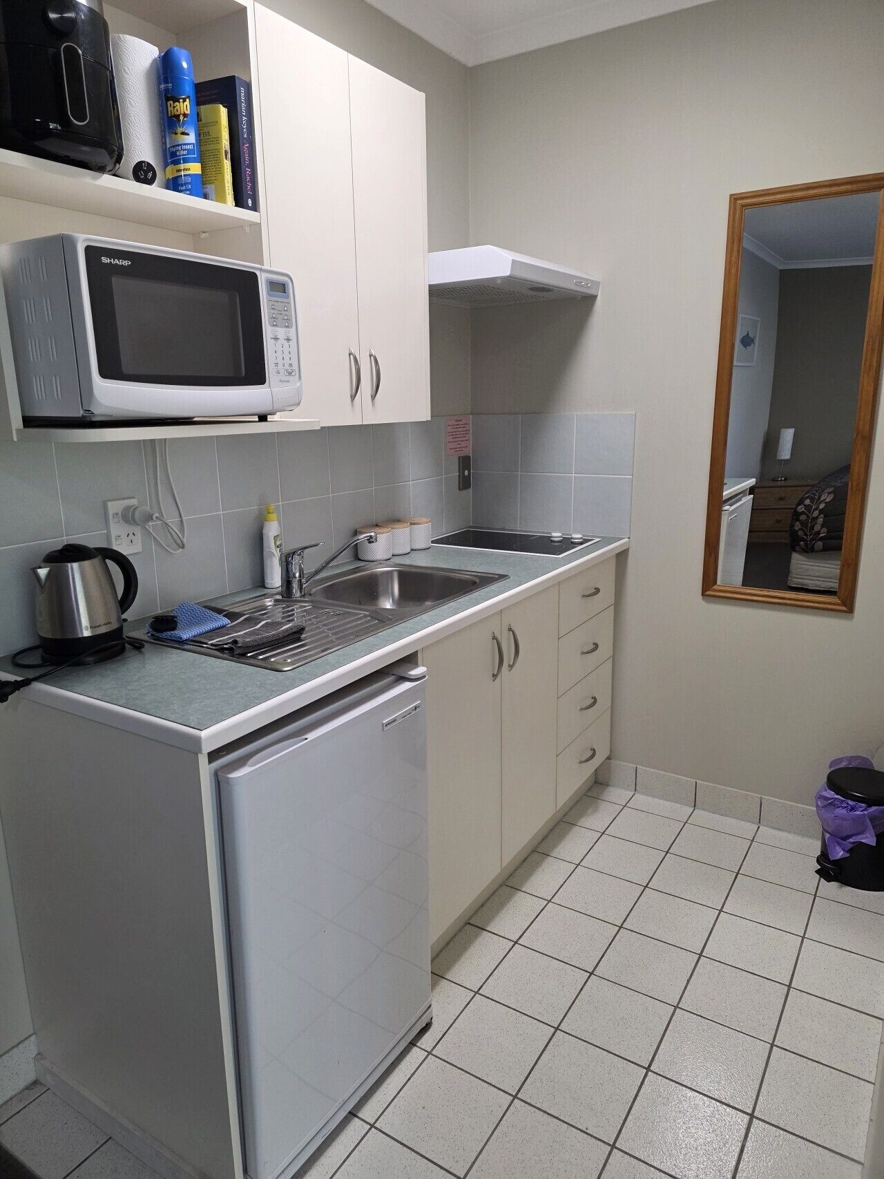 Coffee/tea maker, fridge, microwave, stovetop