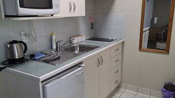Coffee/tea maker, fridge, microwave, stovetop