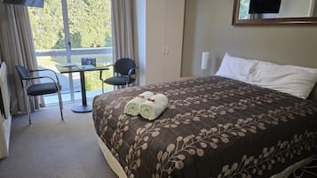 Een strijkplank/strijkijzer, gratis wifi, beddengoed