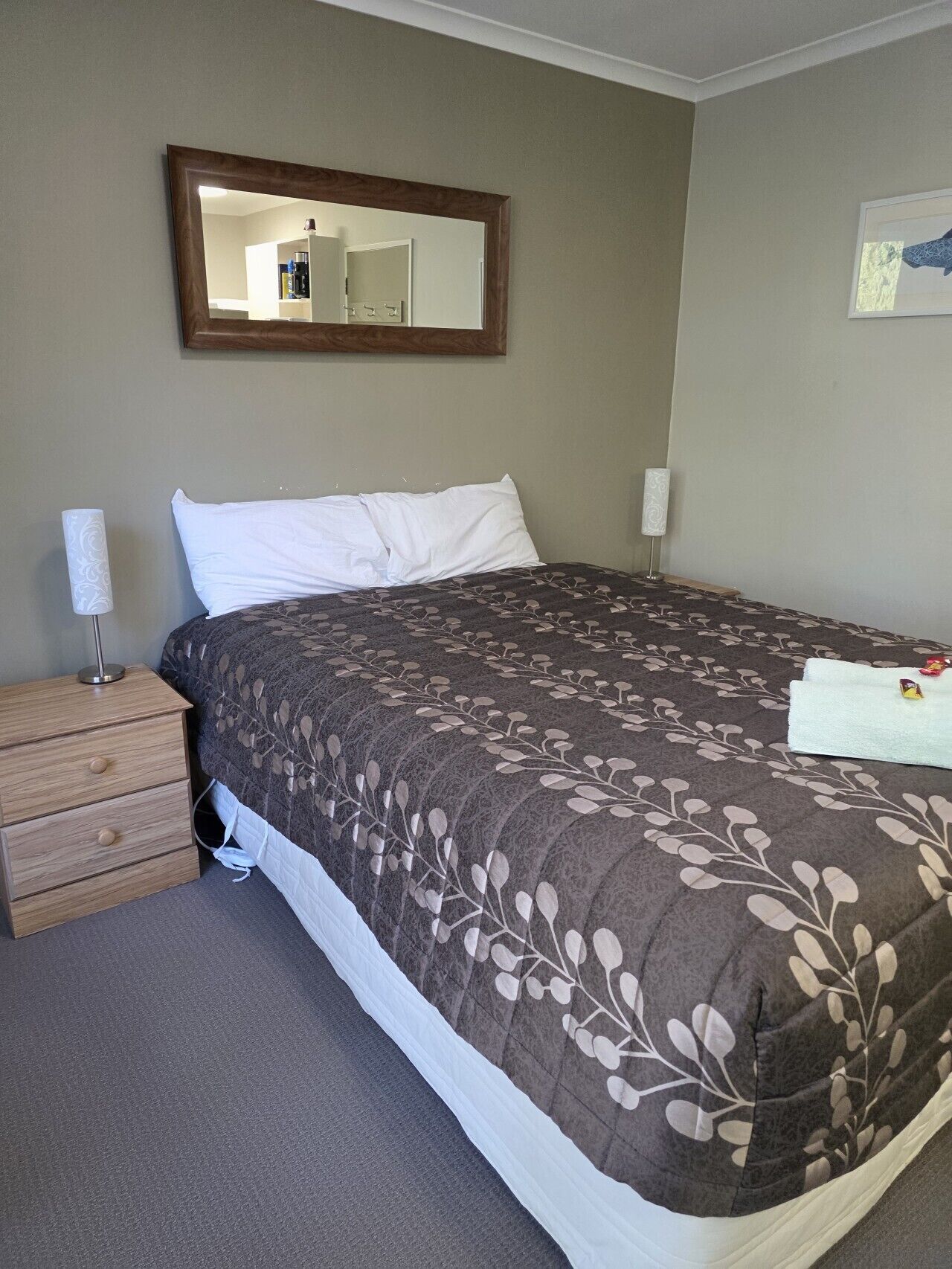 Een strijkplank/strijkijzer, gratis wifi, beddengoed