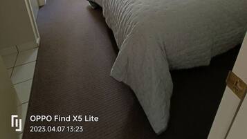 1 makuuhuone, työpöytä, silitysrauta/-lauta, vauvan matkasänky