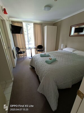 1 chambre, bureau, fer et planche à repasser, lit parapluie