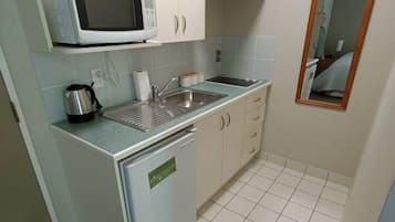 KĂŒhlschrank, Mikrowelle, Ofen, Herdplatte