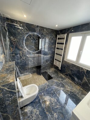 Shower, free toiletries, hair dryer, bathrobes - Agréable Maison de Ville à 500 Metres de la Cité Médiéval (Carcassonne)