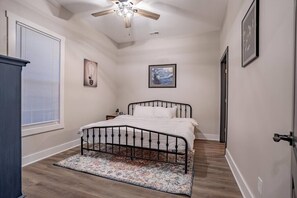 4 chambres, fer et planche à repasser, lit de bébé portatif, Wi-Fi