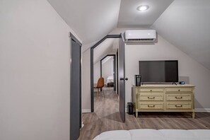 4 bedrooms, iron/ironing board, travel cot, WiFi - NEW! Preston Street Amazing Getaway! (Louisville)