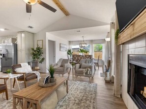 Smart TV, fireplace - Cozy Lake Granbury Getaway | Hot Tub & Fire Pit (Granbury)