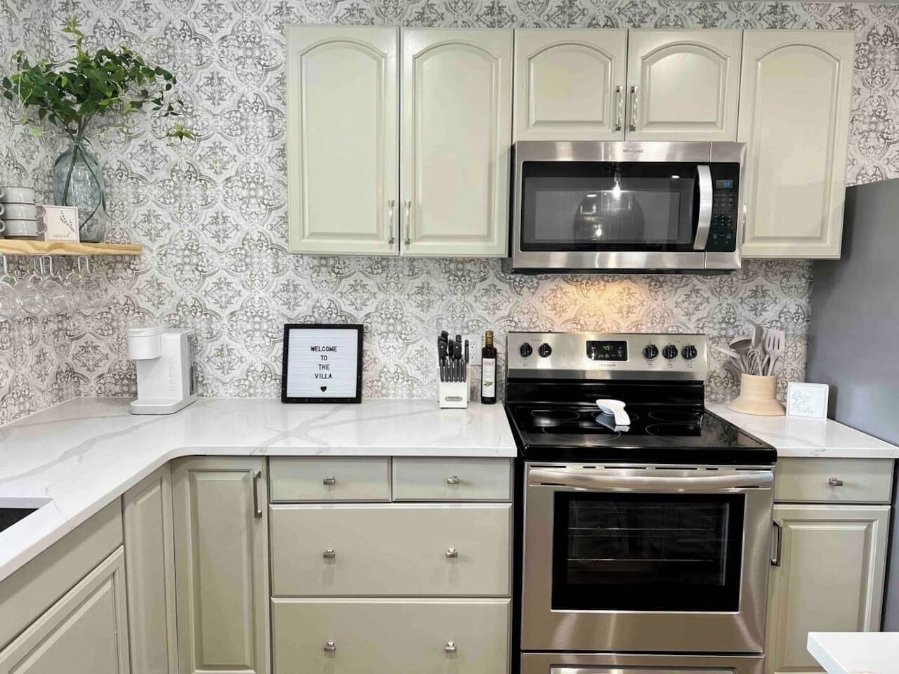 Kjøleskap, mikrobølgeovn, ovn og kokeplater