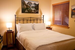 2 bedrooms, iron/ironing board, WiFi, bed sheets - Café Condo Mountain Escape - Heated Pool & HotTub Open Late (Leavenworth)
