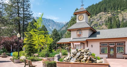 Café Condo Mountain Escape - Heated Pool & HotTub Open Late