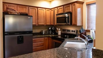 KĂŒhlschrank, Mikrowelle, Ofen, Herdplatte