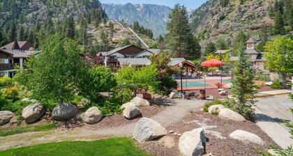 Café Condo Mountain Escape - Heated Pool & HotTub Open Late
