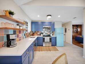 Een koelkast, een magnetron, een oven, een kookplaat