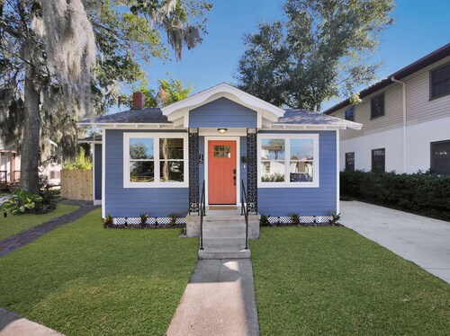 Little Palm Bungalow close to downtown and the beach 