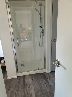 Dusj, hårføner, håndklær og såpe