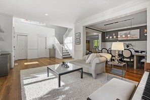 Smart-TV, Bücher, Stereoanlage, Computerbildschirme