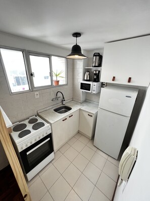 Kühlschrank, Mikrowelle, Ofen, Wasserkocher mit Kaffee-/Teezubehör