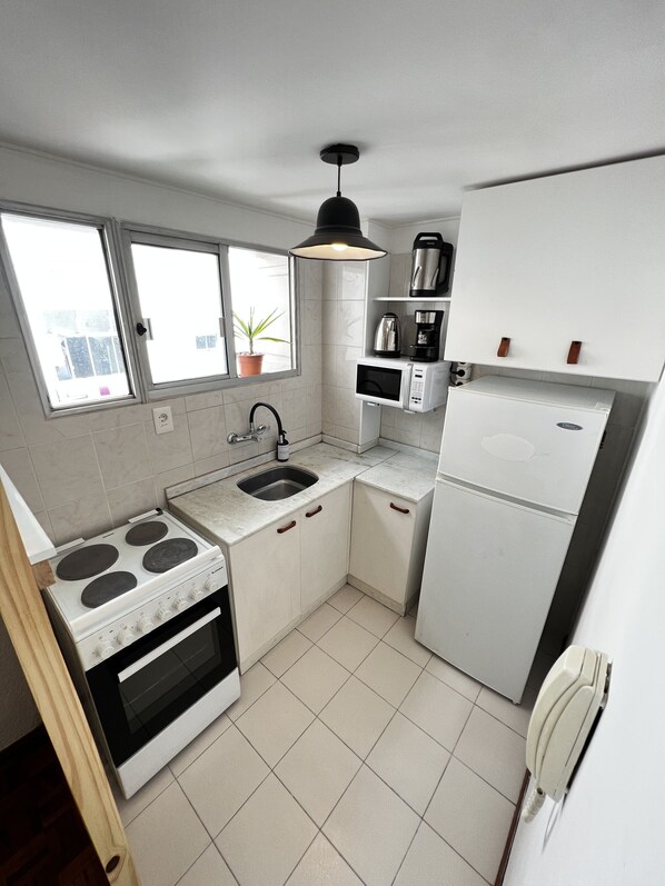 Fridge, microwave, oven, coffee/tea maker