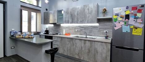 Réfrigérateur, four, plaque de cuisson, cafetière/bouilloire