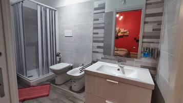 Dusche, Haartrockner, Bidet, Handtücher