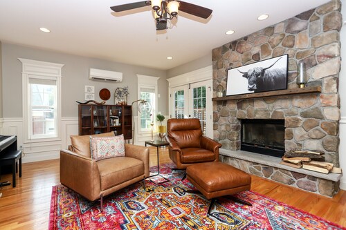 Beautiful 4 bd 4bth Beacon House with Hot Tub close to town and hiking trails...