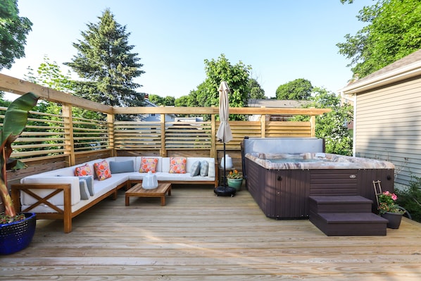 Outdoor spa tub