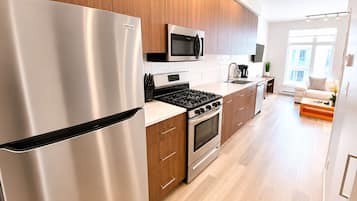 Refrigerador, microondas, horno y parrilla de estufa
