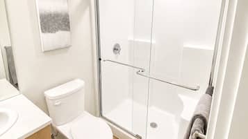Secadora de cabello, toallas, shampoo, papel de baño