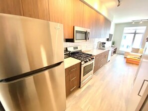 Kylskåp, mikrovågsugn, ugn och spishäll