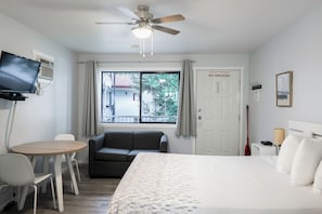 Deluxe Studio | Blackout drapes, free WiFi, bed sheets
