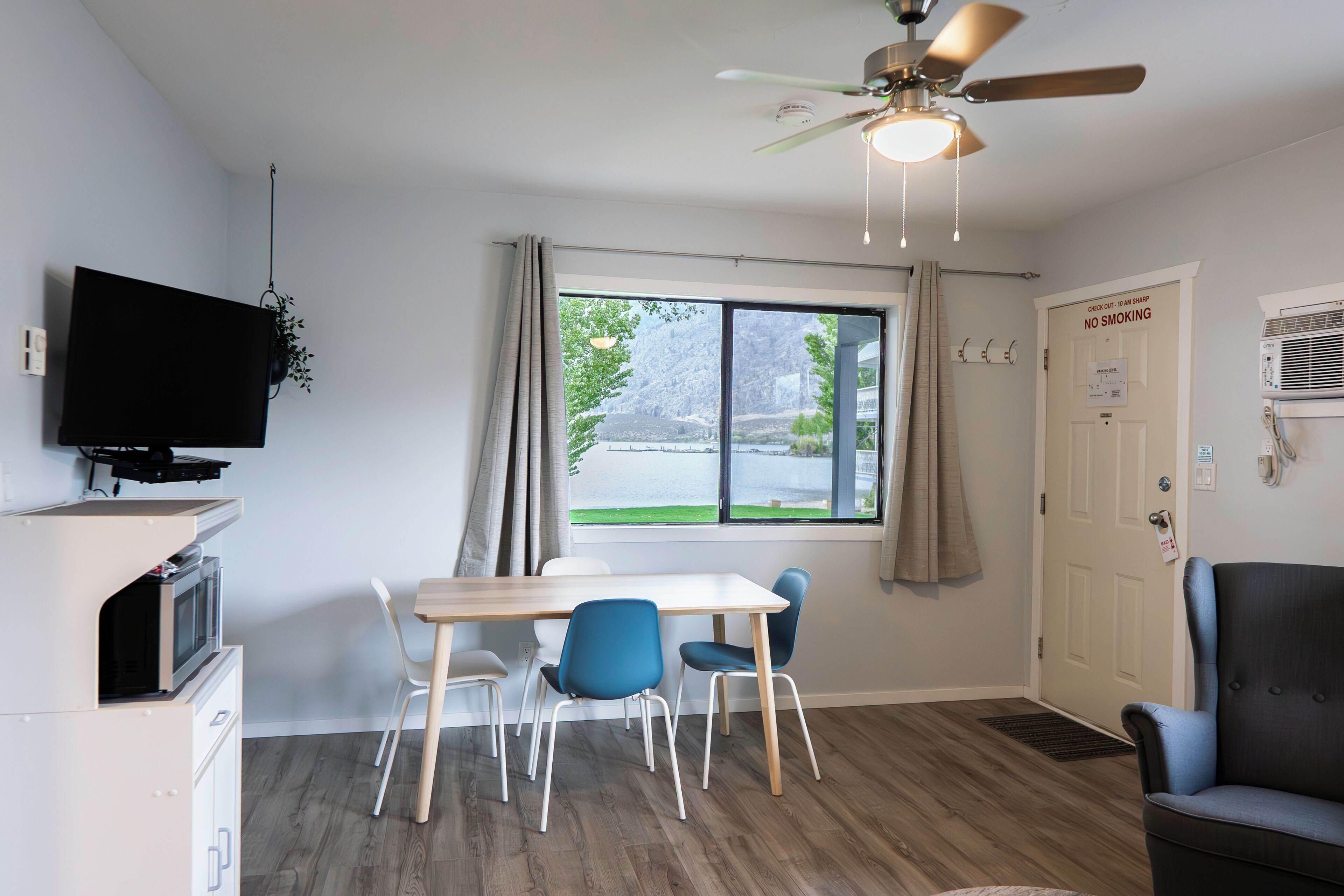 Sviitti | Oleskelualue | 32–tuumainen LED-televisio, jossa kaapelikanavat