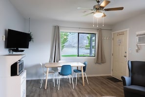 Suite | Zona de estar | Televisión LED de 32 pulgadas con canales por cable