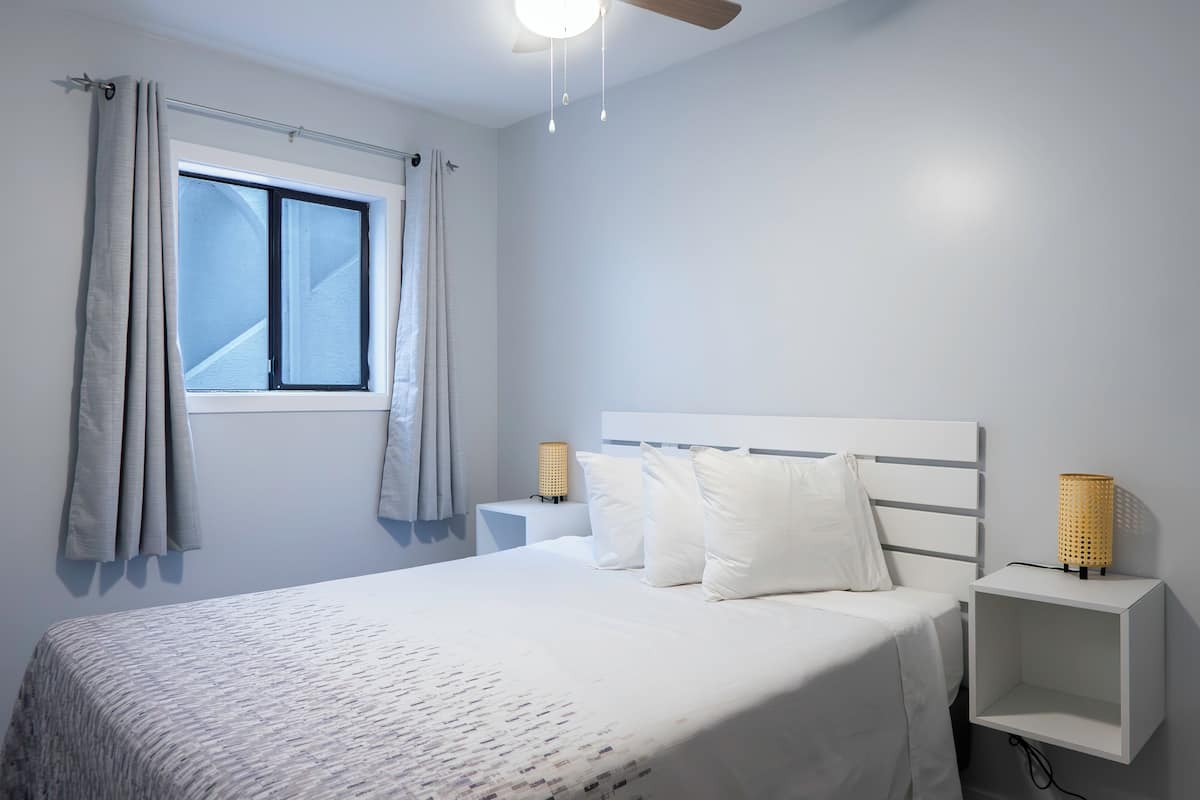 Cortinas blackout, wifi gratis y ropa de cama