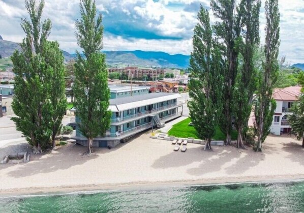 Playa privada y tumbonas