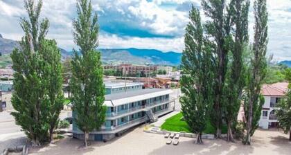 Poplars Motel on the lake