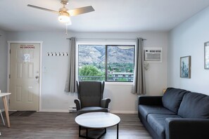 Suite | Zona de estar | Televisión LED de 32 pulgadas con canales por cable