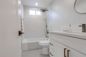 Douche, sèche-cheveux, serviettes fournies, savon