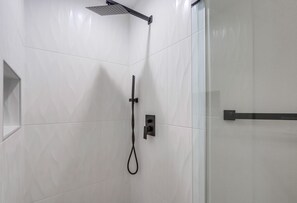 Dusch, hårtork, handdukar och tvål