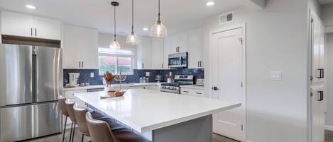 Frigorifero, microonde, forno, piano cottura