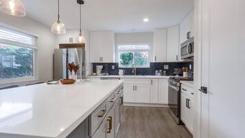 Coffee/tea maker, fridge, microwave, oven