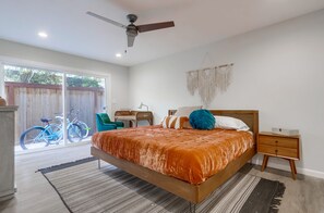 3 chambres, bureau, fer et planche à repasser, lit parapluie